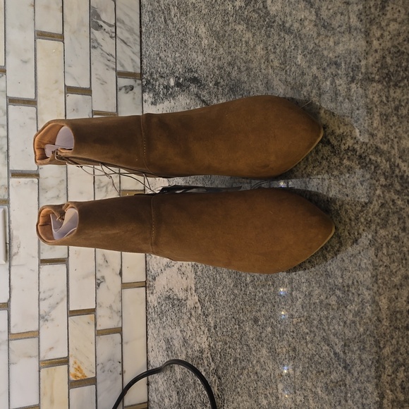 Universal Thread Pointed Toe Heeled Booties "Frances" - Picture 2 of 5